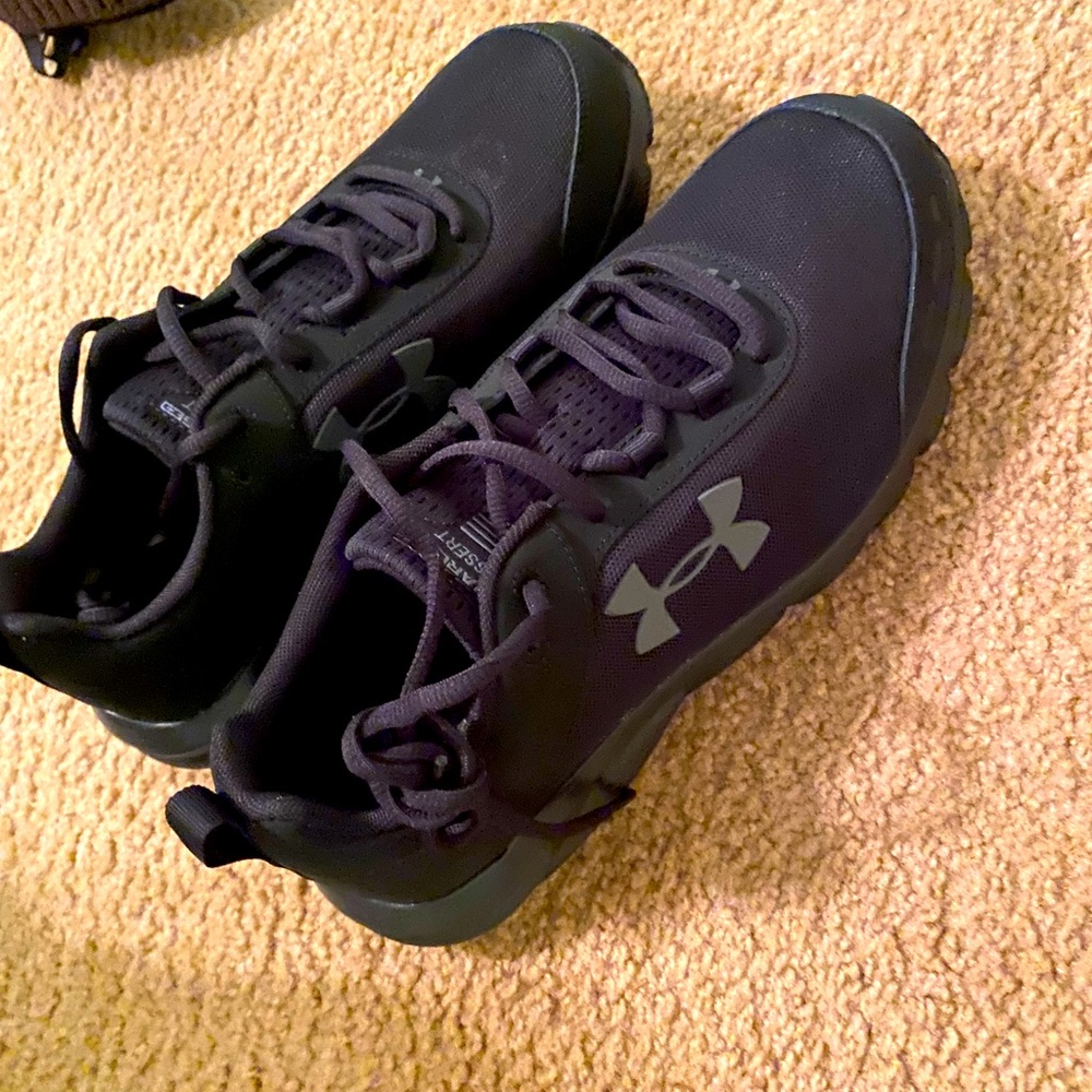Under armor sneakers 9.5 brand new never wore just took off the tags